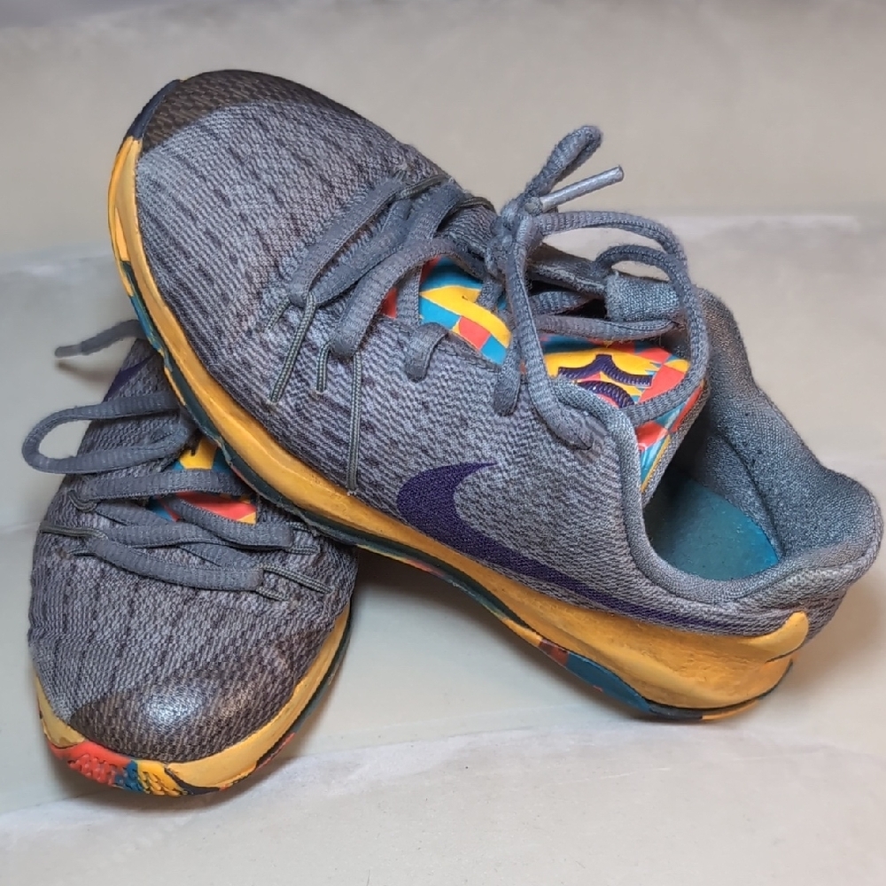 Nike Gray and Yellow Sneakers Modern Athletic Design